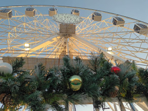 První předzvěst letošního Vánoc je tady. Na tržnici v Olomouci se otevřelo kluziště