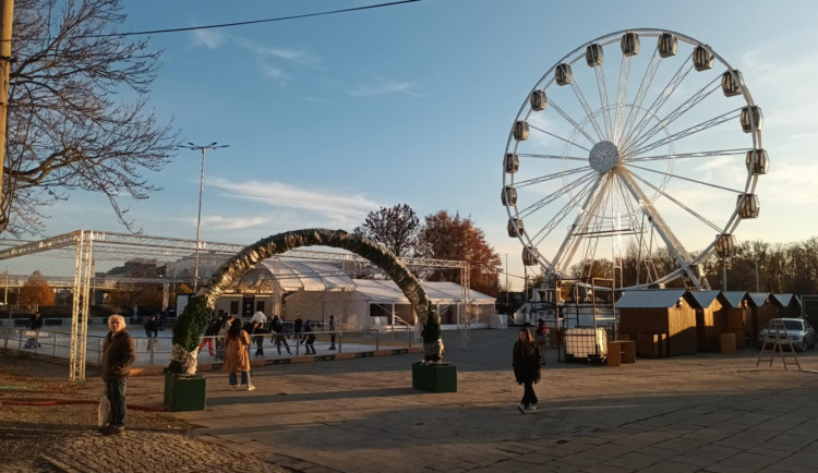První předzvěst letošního Vánoc je tady. Na tržnici v Olomouci se otevřelo kluziště