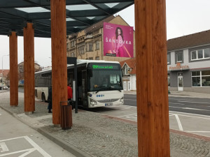Prostějov otevřel nový dopravní terminál. Nechybí boxy na kola, vznikla i parkovací místa