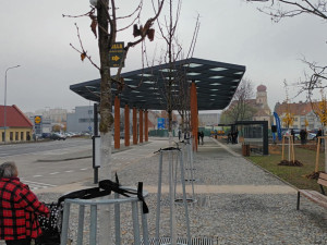 Prostějov otevřel nový dopravní terminál. Nechybí boxy na kola, vznikla i parkovací místa