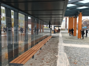 Prostějov otevřel nový dopravní terminál. Nechybí boxy na kola, vznikla i parkovací místa