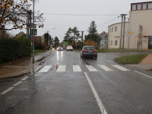 Auto srazilo na přechodu v Samotiškách mladou dívku. Řidič odjel, policie po něm pátrá