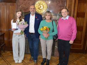 Čtrnáctiletá dívka zachránila život své babičce, která zkolabovala. Nyní dostala ocenění