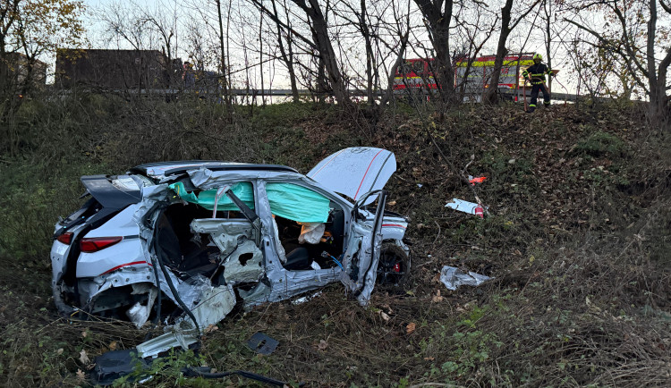 VIDEO: Auto u Vlčovic skončilo mimo silnici, pomoc zraněnému řidiči zavolalo samo