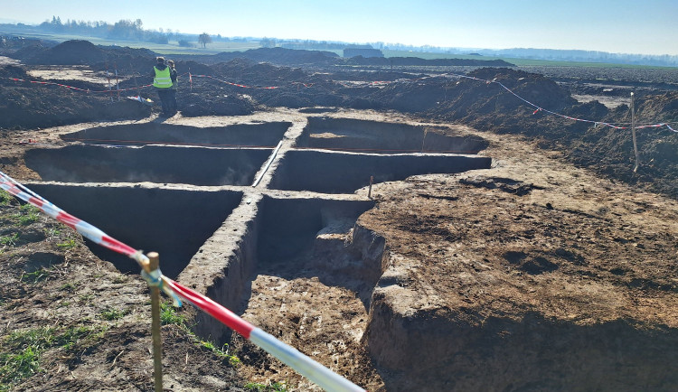 Archeologové objevili při průzkumu D55 u Přerova pozůstatky pravěkých osad