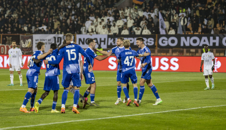 Fotbalisté Sigmy slaví gól proti FC Noah