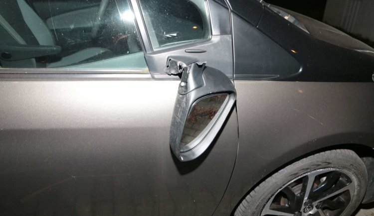 Procházel Jeseníkem a ničil vše, na co narazil. Auta, popelnice, dveře, polámal i květiny