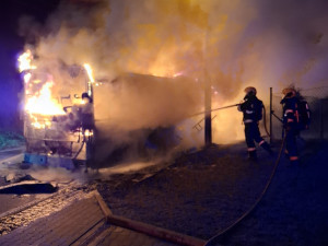 Autobus v plamenech. Hasiči včera večer zasahovali v Beňově na Přerovsku