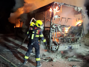 Autobus v plamenech. Hasiči včera večer zasahovali v Beňově na Přerovsku