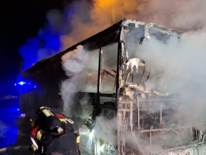 Autobus v plamenech. Hasiči včera večer zasahovali v Beňově na Přerovsku