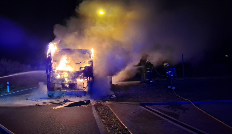 Autobus v plamenech. Hasiči včera večer zasahovali v Beňově na Přerovsku