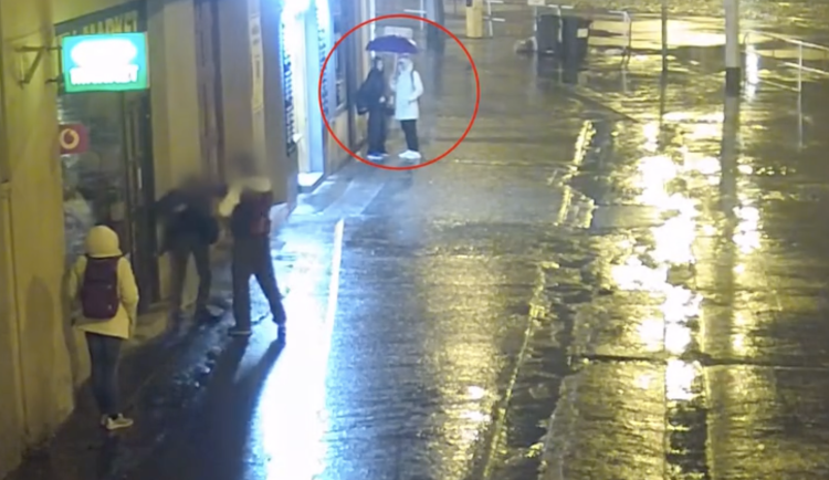 VIDEO: Muž z Prahy brutálně zbil cizince. Policie hledá svědkyně, které to sledovaly