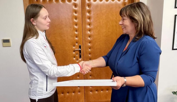 Radní Žáková ocenila talentovanou střelkyni Annu Miřejovskou