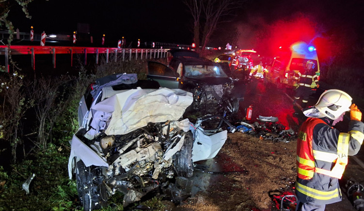 VIDEO: Jeden mrtvý, sedm zraněných. Tragická nehoda zavřela silnici u Olomouce