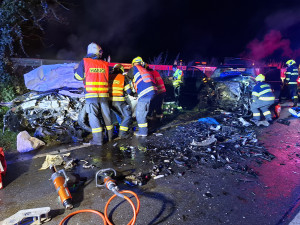 Těžká nehoda zavřela silnici u Olomouce. Ve vracích aut bylo osm zraněných