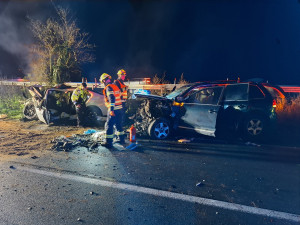 Těžká nehoda zavřela silnici u Olomouce. Ve vracích aut bylo osm zraněných