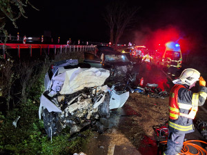 Těžká nehoda zavřela silnici u Olomouce. Ve vracích aut bylo osm zraněných