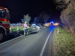 Těžká nehoda zavřela silnici u Olomouce. Ve vracích aut bylo osm zraněných