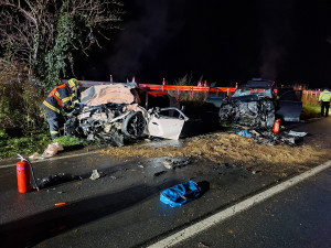Těžká nehoda zavřela silnici u Olomouce. Ve vracích aut bylo osm zraněných