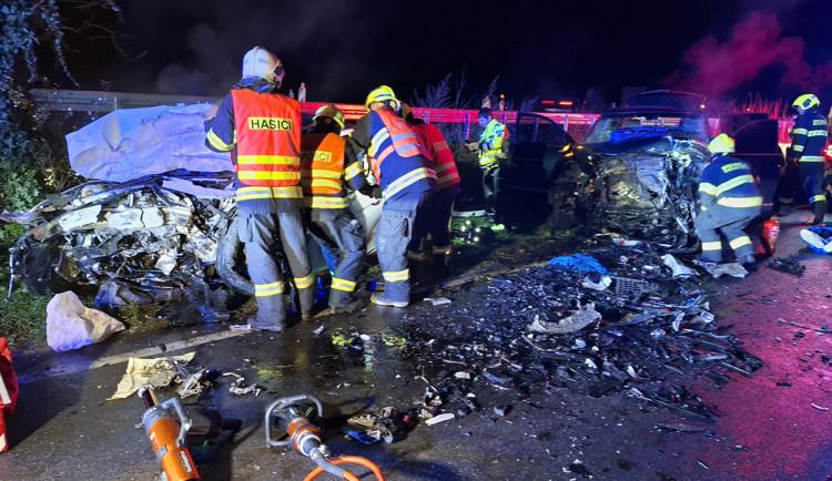 Těžká nehoda zavřela silnici u Olomouce. Ve vracích aut bylo osm zraněných