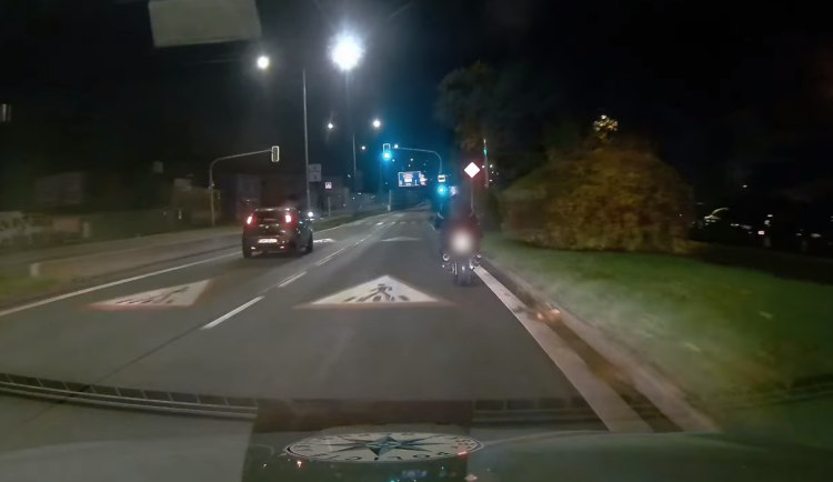 Muž z Brna vyrazil do práce na motorce i přes zákaz řízení. Skončil na služebně