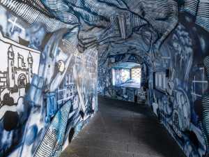 Lomená galerie se proměnila. Nové malby vytvořil umělec z Rakouska