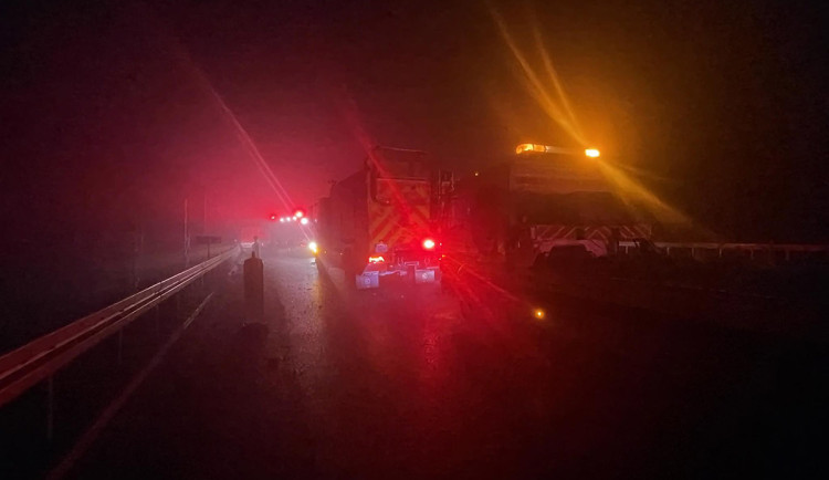 Kolize v mlze. Hromadná nehoda zablokovala rozestavěnou D35 u Olomouce