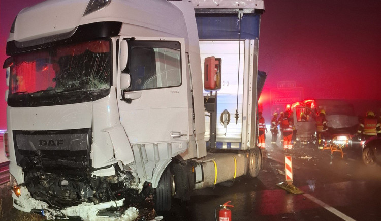 Smrtelná kolize v mlze. Při hromadné nehodě na D35 u Olomouce zemřel řidič
