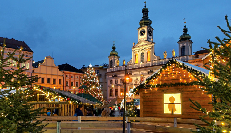 Adventní víkendy budou v centru bez aut. Vyzdobená bude nově ulice U Černé věže