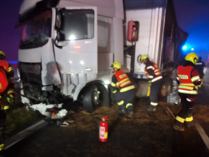 Smrtelná kolize v mlze. Při hromadné nehodě na D35 u Olomouce zemřel řidič