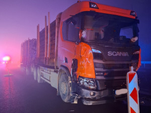 Smrtelná kolize v mlze. Při hromadné nehodě na D35 u Olomouce zemřel řidič