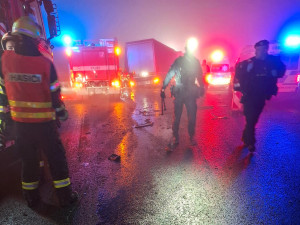 Smrtelná kolize v mlze. Při hromadné nehodě na D35 u Olomouce zemřel řidič
