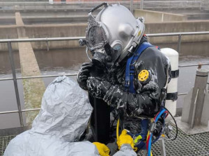 Práce poslepu v nádrži čističky. Potápěči hasičů zvládli v Olomouci speciální úkol