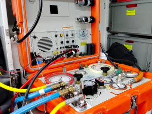 Práce poslepu v nádrži čističky. Potápěči hasičů zvládli v Olomouci speciální úkol