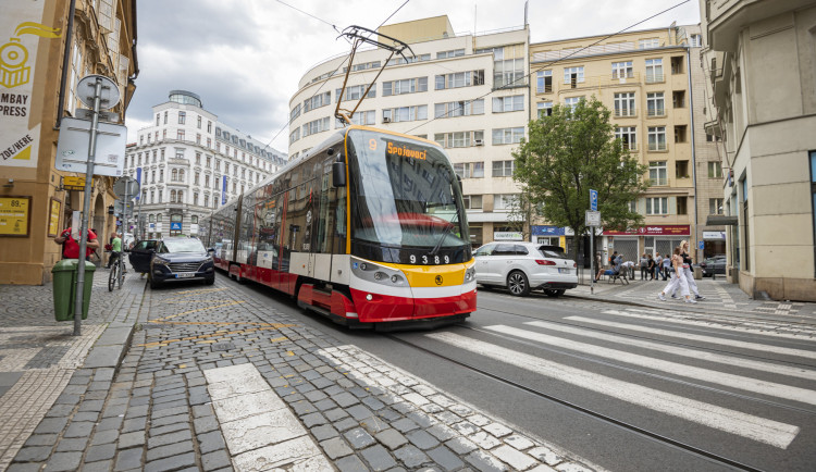 V centru Prahy kolabovala doprava, tramvaje měly až půlhodinové zpoždění
