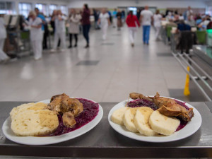 Dva tisíce stehen se zelím. Zaměstnanecká jídelna FN Olomouc pokořila rekord