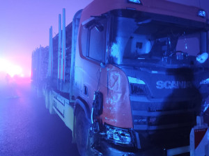 Tragédie na D35 u Olomouce: mladý šofér dodávky zemřel po čelním střetu s kamionem