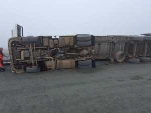 Na stavbě dálnice D55 u Kokor se převrátil kamion. Řidič má zhmoždění břicha a hrudníku