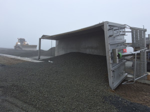 Na stavbě dálnice D55 u Kokor se převrátil kamion. Řidič má zhmoždění břicha a hrudníku