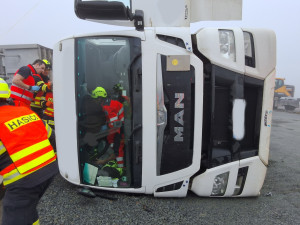 Na stavbě dálnice D55 u Kokor se převrátil kamion. Řidič má zhmoždění břicha a hrudníku