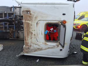 Na stavbě dálnice D55 u Kokor se převrátil kamion. Řidič má zhmoždění břicha a hrudníku