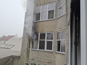 Osm lidí v ohrožení při požáru domu v Přerově. Hasiči je dostali ven ve vyváděcích maskách