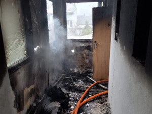 Osm lidí v ohrožení při požáru domu v Přerově. Hasiči je dostali ven ve vyváděcích maskách