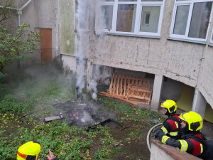 Osm lidí v ohrožení při požáru domu v Přerově. Hasiči je dostali ven ve vyváděcích maskách