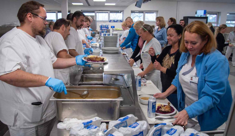 Dva tisíce stehen se zelím. Zaměstnanecká jídelna FN Olomouc pokořila rekord