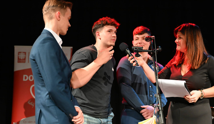 Jihlavská Charita stále hledá dobrovolníky. V pátek 21 z nich ocení cenou Dobroch