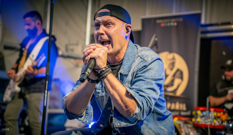 Zpívající hasič z Telče má za sebou pestrý rok. Chystá vánoční song i dva koncerty