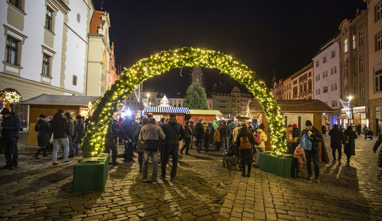 Olomoucké vánoční trhy se chystají na příliv návštěvníků. Novinkou je i klidový režim
