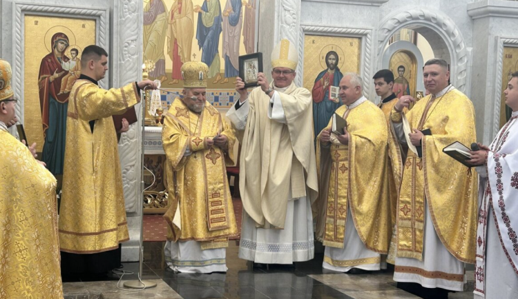 Olomoucký arcibiskup Nuzík tajně navštívil Ukrajinu, charita tam vozí potraviny