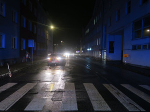 Bez rozhlédnutí a 10 metrů od přechodu. Chodkyni po střetu odvezla sanitka